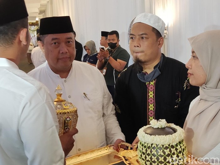Sri Roso Sudarmo, salah satu utusan yang membawa air siraman dari rumah besan Jokowi di Sleman menuju Solo, Kamis (8/12/2022) malam.