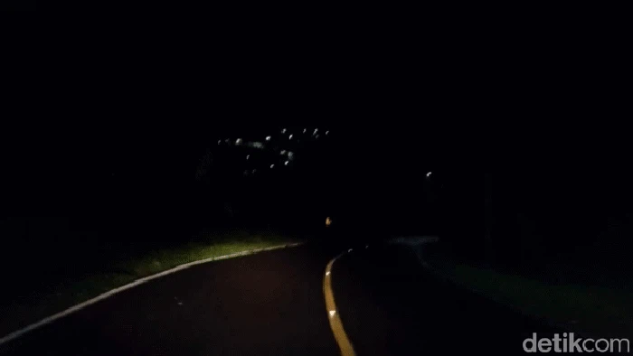Suasana malam di Jalan Cibareno Sukabumi.