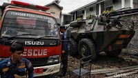 Panser dan mobil pemadam kebakaran disiagakan di sekitar rumah Erina.