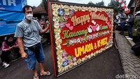 Karangan bunga ucapan selamat berdatangan ke rumah Erina.