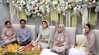Erina tampak anggun mengenakan pakaian berwarna abu muda, lengkap dengan kain penutup kepala berwarna senada. Foto: dok. Tim Media Pernikahan Kaesang-Erina