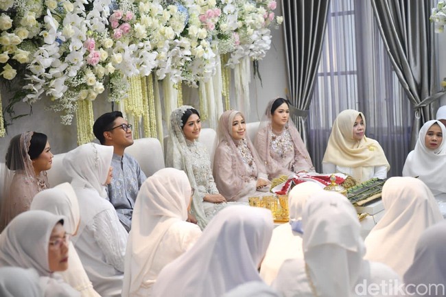 Samaan Al-Quran dan pengajian berlangsung di kediaman keluarga Erina Gudono pada Kamis (8/12/2022). Rumah dua tingkat tersebut berlokasi di Dusun Purwosari, Mlati, Sleman, Yogyakarta. Dekorasi yang mengawinkan unsur tradisional dan modern menjadi pilihan untuk perhelatan tersebut. (Foto: Dok. Tim Media Pernikahan Kaesang-Erina)