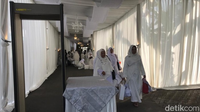 Suvenir berisi Al-Qur’an, sajadah, dan tasbih bagi peserta acara semakan Al-Qur’an di rumah Erina Gudono, Padukuhan Purwosari, Sinduadi, Mlati, Sleman, Kamis (8/12/2022).