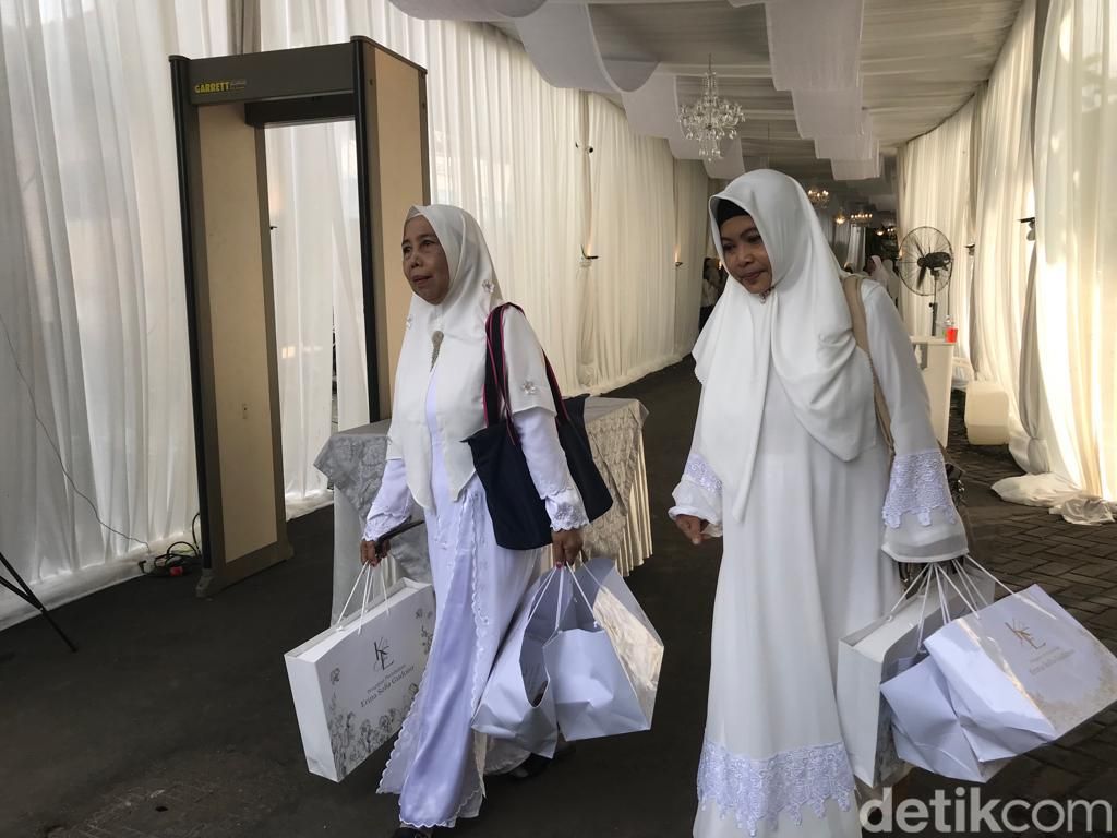 Suvenir berisi Al-Qur'an, sajadah, dan tasbih bagi peserta acara semakan Al-Qur'an di rumah Erina Gudono, Padukuhan Purwosari, Sinduadi, Mlati, Sleman, Kamis (8/12/2022). Suvenir berisi Al-Qur'an, sajadah, dan tasbih bagi peserta acara semakan Al-Qur'an di rumah Erina Gudono, Padukuhan Purwosari, Sinduadi, Mlati, Sleman, Kamis (8/12/2022).