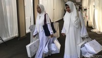 Sejumlah tamu meninggalkan lokasi acara semakan Alquran di rumah Erina Gudono, Padukuhan Purwosari, Mlati, Sleman, sambil membawa suvenir. Foto: Adji G Rinepta/detikJateng