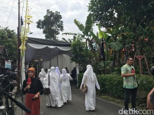 Suasana Semakan di Kediaman Erina Gudono