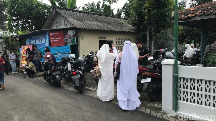 Tamu berdatangan di acara semakan Al-Qur'an Pernikahan Kaesang-Erina di Sleman, Kamis (8/12/2022). Tamu berdatangan di acara semakan Al-Qur'an Pernikahan Kaesang-Erina di Sleman, Kamis (8/12/2022).