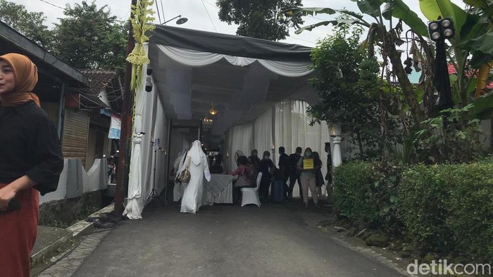 Tamu berdatangan di acara semakan Al-Qur'an Pernikahan Kaesang-Erina di Sleman, Kamis (8/12/2022). Tamu berdatangan di acara semakan Al-Qur'an Pernikahan Kaesang-Erina di Sleman, Kamis (8/12/2022).