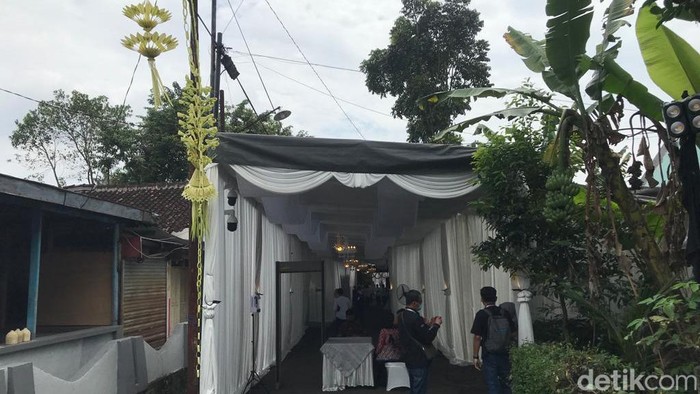 Tamu berdatangan di acara semakan Al-Qur'an Pernikahan Kaesang-Erina di Sleman, Kamis (8/12/2022). Tamu berdatangan di acara semakan Al-Qur'an Pernikahan Kaesang-Erina di Sleman, Kamis (8/12/2022).