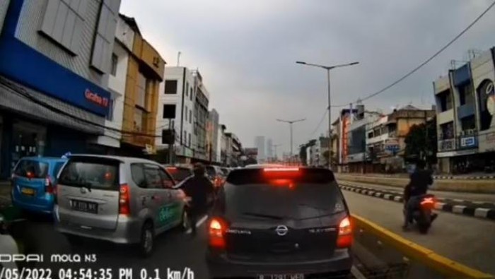Tangkapan layar video viral aksi penejambreetan