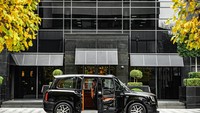 Pintunya juga dibuka seperti Coach Door ala Rolls-Royce. Jadi dibuka dengan arah berlawanan untuk mendukung kenyamanan pemilik. Foto: Kahn Design