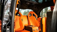 Fokus pada kemewahan dan kenyamanan, dipasang karpet lembut serta jok berlapis terinspirasi Bugatti Chiron, yang jadi sentuhan supercar modern pada taksi ini. Foto: Kahn Design