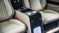 Arm Rest dengan pengisian daya wireless untuk gadget. Foto: Kahn Design