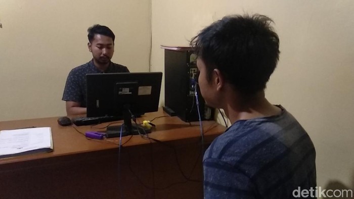 Tersangka penganiayaan Ketua RT diperiksa polisi.