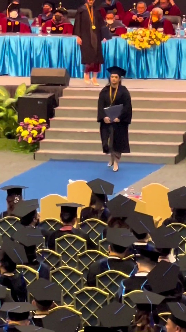 Melalui keterangan di unggahan Mulan Jameela diketahui jika Tiara mengambil jurusan Event Management di universitas tersebut. Kini nama sang putri pun resmi mendapat gelar menjadi Tiara Savitri S.Par. Foto: Instagram