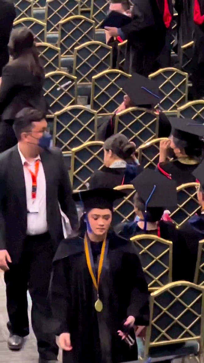 Setelah memperoleh gelar S1, Mulan memberikan semangat bagi sang putri untuk kembali melanjutkan S2. Selamat mengaplikasikan di dunia pekerjaan. Dan semangat juga ngelanjutin S2nya ya.. InshaAllah, tulis Mulan di keterangan unggahannya. Foto: Instagram