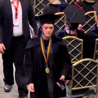 Setelah memperoleh gelar S1, Mulan memberikan semangat bagi sang putri untuk kembali melanjutkan S2. Selamat mengaplikasikan di dunia pekerjaan. Dan semangat juga ngelanjutin S2nya ya.. InshaAllah, tulis Mulan di keterangan unggahannya. Foto: Instagram