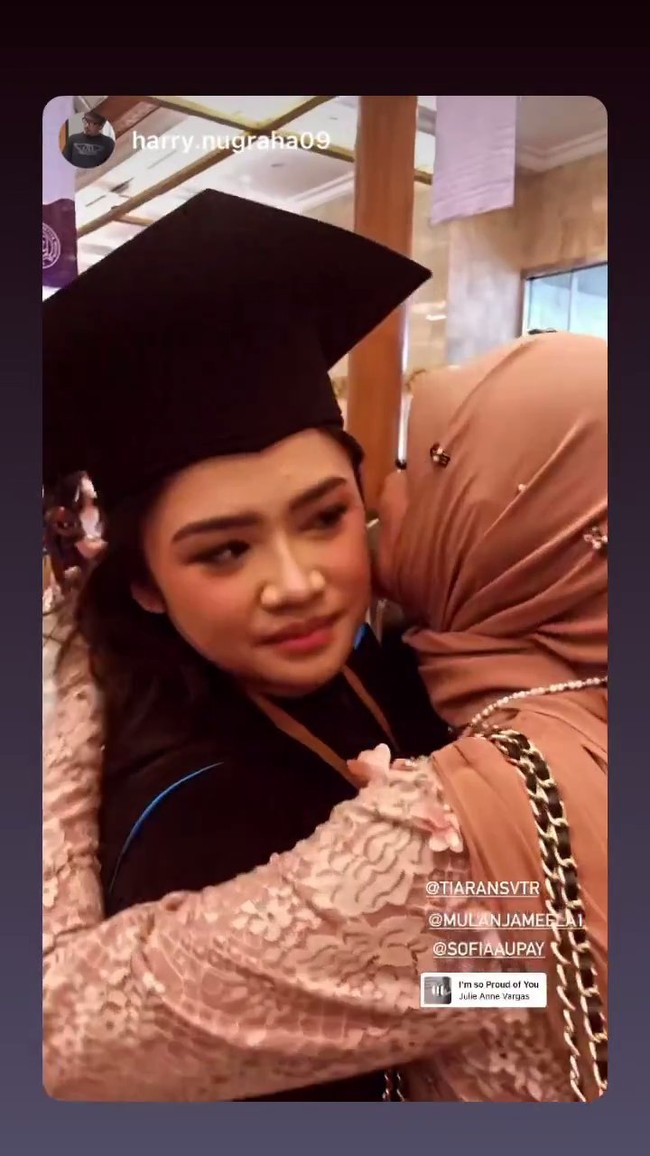 Dalam unggahan yang dibagikan terlihat Mulan Jameela tampak hadir menemani sang anak di momen wisudanya. Ia juga memberikan ucapan selamat sambil memeluk dan mencium Tiara. Foto: Instagram