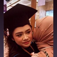 Dalam unggahan yang dibagikan terlihat Mulan Jameela tampak hadir menemani sang anak di momen wisudanya. Ia juga memberikan ucapan selamat sambil memeluk dan mencium Tiara. Foto: Instagram