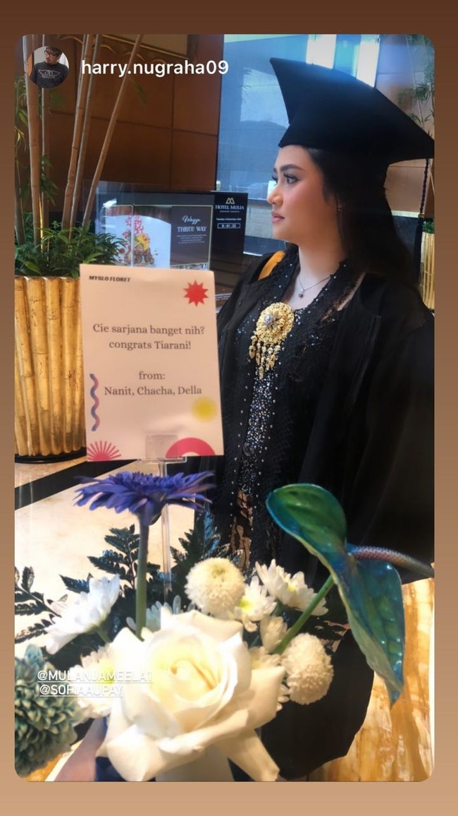 Tak hanya Mulan, ayah Tiara Savitri, Harry Nugraha juga tampak hadir di acara wisuda sang anak. Hal itu terlihat dari unggahan Harry di akun Instagram pribadinya. Foto: Instagram