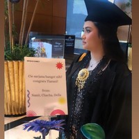 Tak hanya Mulan, ayah Tiara Savitri, Harry Nugraha juga tampak hadir di acara wisuda sang anak. Hal itu terlihat dari unggahan Harry di akun Instagram pribadinya. Foto: Instagram