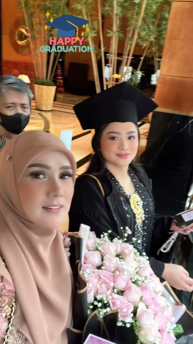 Tiara tampak mengenakan kebaya berwarna gelap yang dipadukan dengan toga berwarna hitam. Rambut panjangnya tampak hanya diikat setengah. Penampilannya itu juga terlihat semakin cantik dan merona dengan pulasan makeup bernuansa merah muda. Foto: Instagram