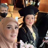 Tiara tampak mengenakan kebaya berwarna gelap yang dipadukan dengan toga berwarna hitam. Rambut panjangnya tampak hanya diikat setengah. Penampilannya itu juga terlihat semakin cantik dan merona dengan pulasan makeup bernuansa merah muda. Foto: Instagram
