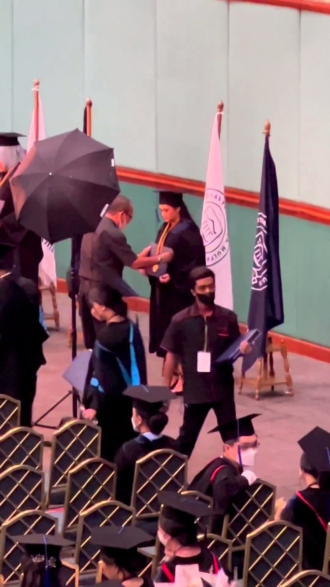 Tiara Savitri, putri sulung Mulan Jameela baru saja resmi memperoleh gelar sarjana S1 dari Universitas Prasetiya Mulya. Melalui akun Instagram, Mulan tampak membagikan momen wisuda sang anak yang berlangsung di Jakarta Convention Center (JCC) pada Selasa (6/12/22). Foto: Instagram