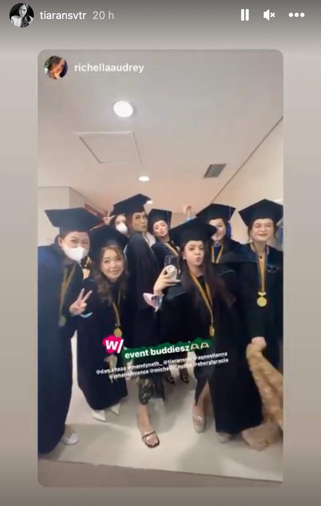 Begini potret Tiara bersama teman-temannya ketika sama-sama diwisuda dan menggunakan toga. Bagaimana menurutmu penampilan Tiara? Foto: Instagram