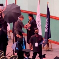 Tiara Savitri, putri sulung Mulan Jameela baru saja resmi memperoleh gelar sarjana S1 dari Universitas Prasetiya Mulya. Melalui akun Instagram, Mulan tampak membagikan momen wisuda sang anak yang berlangsung di Jakarta Convention Center (JCC) pada Selasa (6/12/22). Foto: Instagram