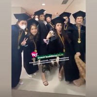Begini potret Tiara bersama teman-temannya ketika sama-sama diwisuda dan menggunakan toga. Bagaimana menurutmu penampilan Tiara? Foto: Instagram