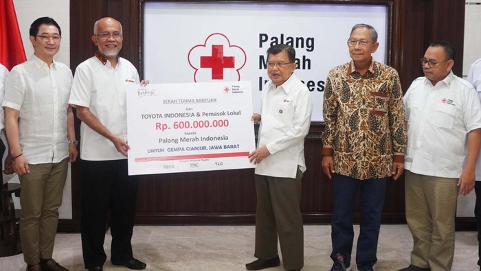 Toyota Indonesia memberikan bantuan senilai Rp 600 juta untuk korban gempa di Cianjur. Bantuan ini disalurkan melalui PMI.