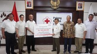 Presiden Direktur PT Toyota Motor Manufacturing Indonesia (TMMIN) Warih Andang Tjahjono (kedua kiri) menyerahkan secara simbolis bantuan Toyota Indonesia senilai Rp 600 juta untuk korban bencana alam gempa bumi Cianjur kepada Palang Merah Indonesia (PMI) yang diterima oleh Ketua Umum PMI Pusat Jusuf Kalla (tengah) disaksikan Wakil Ketua Umum PMI Pusat Ginandjar Kartasasmita (kedua kanan), Sekjen PMI Pusat Sudirman Said (kanan) dan Ketua TMClub Willy Djunaedi (kiri) di Markas PMI Pusat Jakarta Selatan, Kamis (8/12).