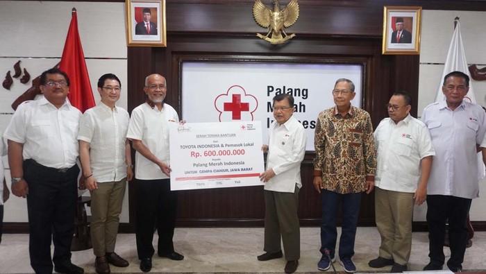 Toyota Bantu Korban Gempa Cianjur Lewat PMI Toyota Indonesia memberikan bantuan senilai Rp 600 juta untuk korban gempa di Cianjur. Bantuan ini disalurkan melalui PMI.