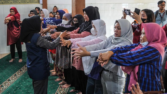 Trauma Healing untuk Warga Terdampak Bom di Polsek Astana Anyar Sejumlah warga mengikuti trauma healing yang diberikan oleh tim psikologi Biddokkes Polda Jabar di Astanaanyar, Bandung, Jawa Barat, Kamis (8/12/2022). Trauma healing yang kepada warga sekitar Astanaanyar tersebut guna mengurangi dampak gangguan psikologi akibat bom bunuh diri yang terjadi pada Rabu (7/12/2022). ANTARA FOTO/Raisan Al Farisi/YU