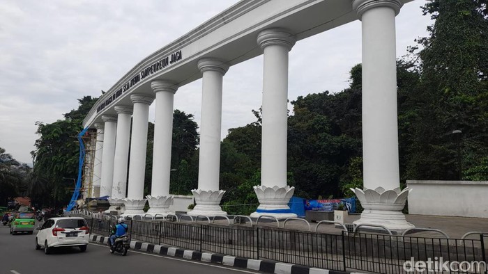 Tugu Lawang Selapan dicat ulang jelang tahun baru. Pedestrian di lokasi ditutup sementara.