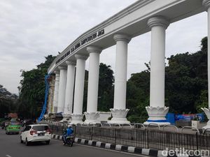 Kota Bogor Bersolek Jelang Tahun Baru, Tugu Lawang Salapan Dicat Ulang