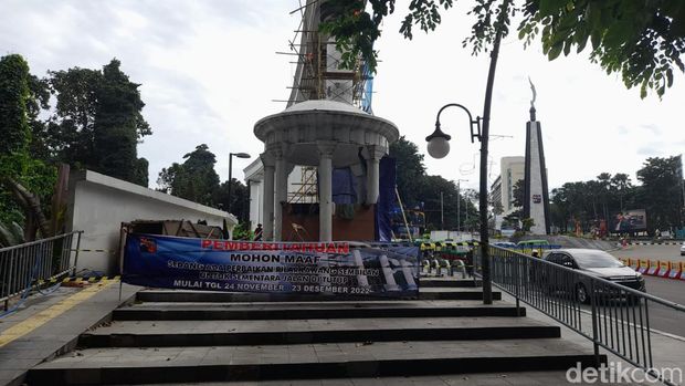 Tugu Lawang Selapan dicat ulang jelang tahun baru. Pedestrian di lokasi ditutup sementara.
