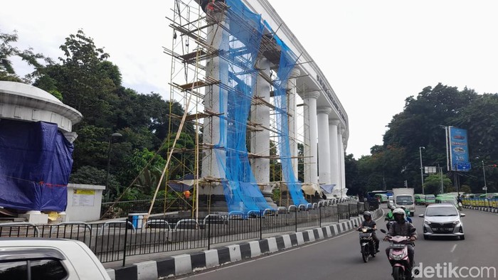 Tugu Lawang Selapan dicat ulang jelang tahun baru. Pedestrian di lokasi ditutup sementara.
