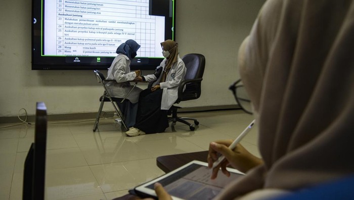 Usaha Kemenkes Penuhi Kebutuhan Dokter di Indonesia Mahasiswa mempraktikkan keterampilan klinik dasar saat perkuliahan di Fakultas Kedokteran UIN Syarif Hidayatullah Jakarta, Tangerang Selatan, Banten, Kamis (8/12/2022). Kementerian Kesehatan menambah kuota beasiswa kedokteran dari 300 penerima pada 2022 menjadi 1.500 penerima pada 2023 guna memenuhi kebutuhan dokter di Indonesia. ANTARA FOTO/Sulthony Hasanuddin/hp.