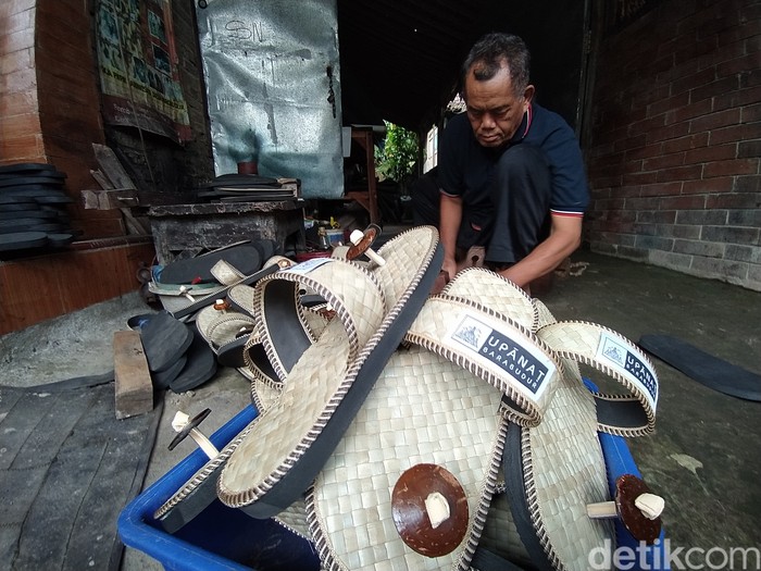 Warga Borobudur memproduksi sandal upanat yang digunakan wisatawan untuk naik candi, Kamis (8/12/2022).