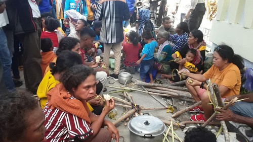 Sejumlah warga yang berdemo di depan Kantor Gubernur NTT, Kupang membakar kayu untuk masak, Kamis (8/12/2022).