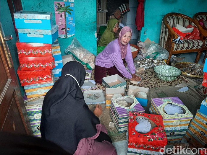 Warga sekitar kediaman besan Presiden Jokowi di Dukuh Purwosari, Sleman, menyiapkan ater-ater tasyakuran pernikahan Kaesang-Erina yang dibagikan hari ini, Kamis (8/12/2022).