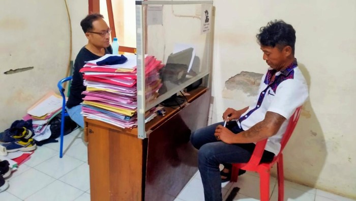WL, (baju putih)  pemerkosa anak tirinya hingga hamil diperiksa di kantor polisi