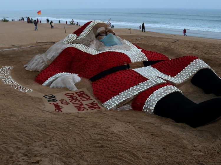 Woah, Ada Sinterklas Raksasa di Pantai India