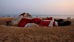 Woah, Ada Sinterklas Raksasa di Pantai India