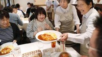 Di restoran unik yang ada di Jepang ini, Anda akan dilayani oleh para pelayan yang mengalami demensia. Di mana nantinya makanan yang disajikan selalu meleset dari makanan pesanan Anda. Foto: Pool/site