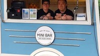 Punya konsep mini bar dari mobil, pelayan, hingga ukuran birnya semuanya mini dan menggemaskan! Foto: Pool/site