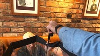 Bikin heboh dan sedikit ribet, para pengunjung di restoran ini harus menikmati minuman dari dalam payung bening yang disajikan di sana. Foto: Pool/site