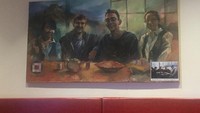 Untuk mengapresiasi pelanggan pertama yang datang ke restoran ini. Pihak restoran sampai membuatkan lukisan lucu, yang dipajang di atas meja makan. Foto: Pool/site